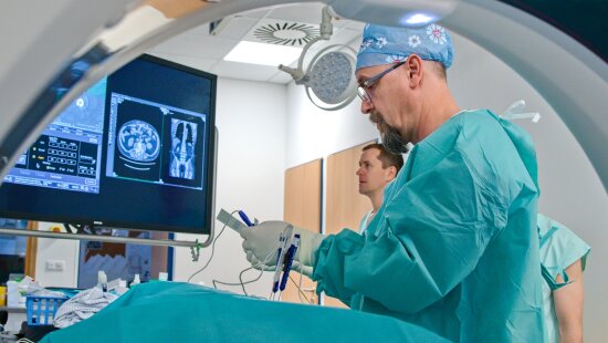 Lékaři z&nbsp;MOÚ provedli unikátní zákrok elektrochemoterapie u&nbsp;pacienta s&nbsp;nádorem páteře